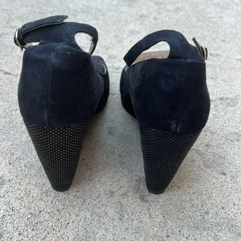 Torrid Women's Black Faux Suede Gold Stud Ankle Strap Peep Toe Wedge Heel Size 9